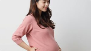 逆子で破水しやすい理由とは？臍帯脱出のリスクと緊急時の対処法について解説します。