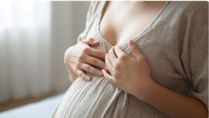 妊娠中期に胸がズキズキ痛む原因は？乳腺発達のサインと対処法について解説します。