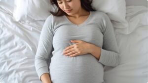 妊娠中期、寝ててもお腹が張るのはなぜ？危険なサインと対処法を解説します。